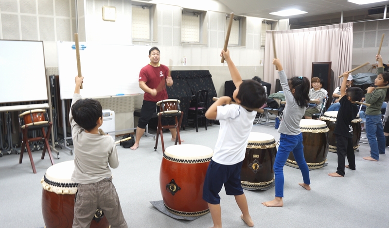 始めるきっかけを大切に 子供の興味を大切にします 和太鼓教室 Ren神戸 和太鼓教室から和太鼓演奏まで 神戸で活躍する和太鼓グループren神戸