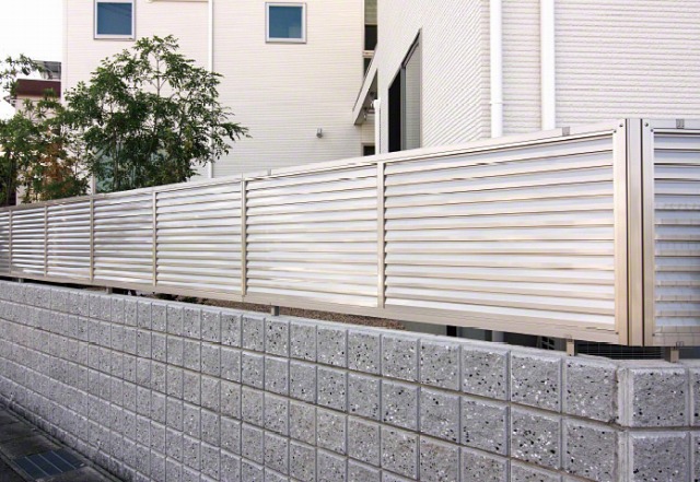 外構の目隠しフェンス費用は商品で大きく変わる メーカー比較 庭ファン 新築外構 エクステリア工事を賢く安くできるお得情報を配信