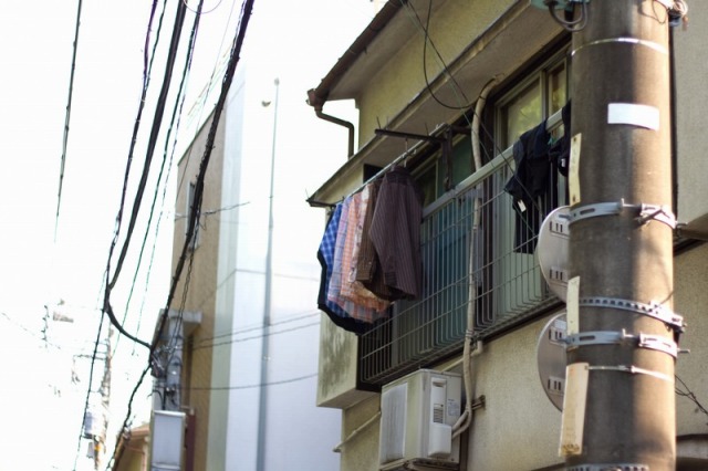 台風で飛ばないように洗濯物干し竿や鉢は片付ける