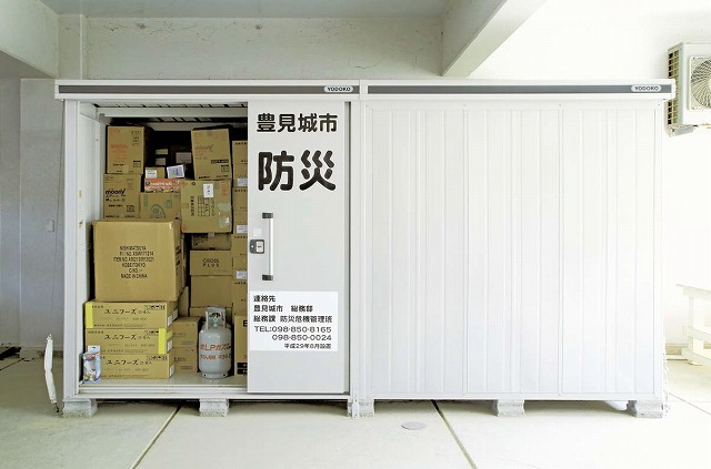 転倒防止工事に使う金具は物置に標準装備