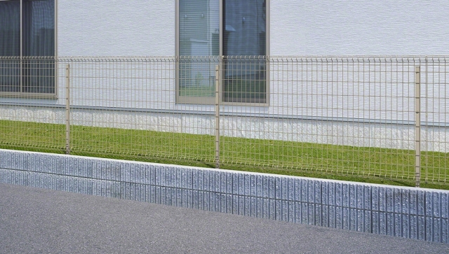 視線を遮るために設置するフェンス