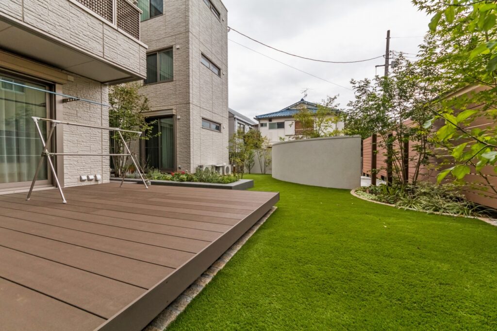 人工芝は価格が高いほど高品質で、耐用年数や質感も全く違います。