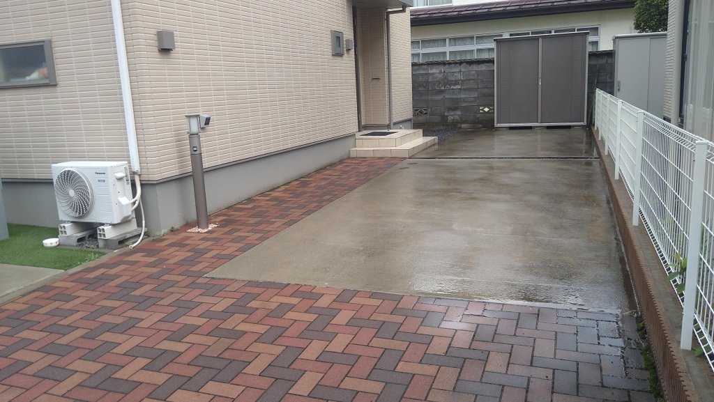 玄関に横付けできる十分なスペース：福島県福島市