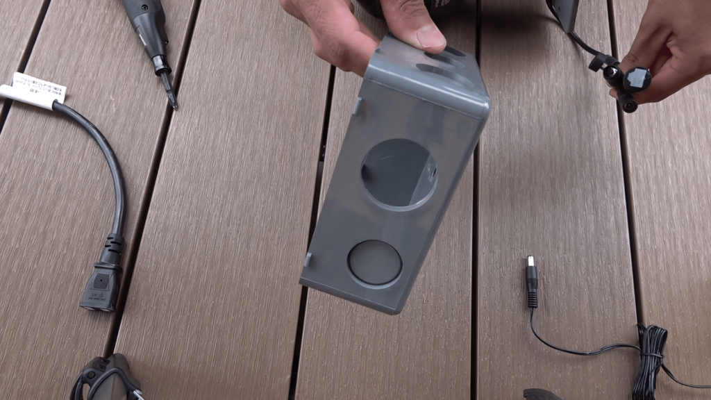 防犯カメラを固定するときに便利なボックス