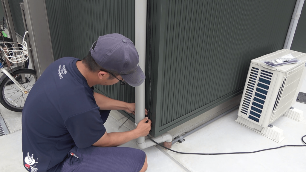 防犯カメラのコードは、見えない部分に隠しておく