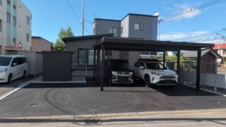 北海道旭川市 カーポート2台と物置を設置した新築外構の全景