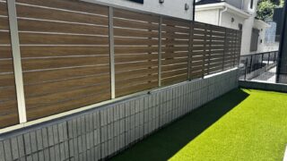 川崎市宮前区 目隠しフェンス設置後 木目調の横板フェンスで囲われた庭