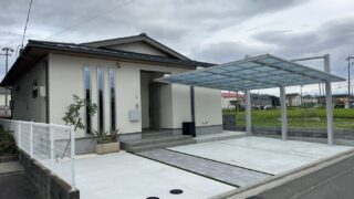 愛媛県松山市 新築外構 カーポートと駐車スペースの全景